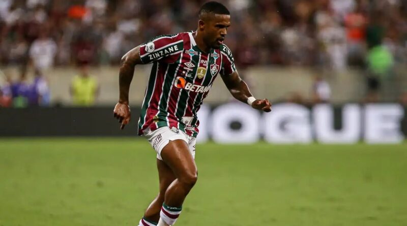 Douglas Costa Reage a Torcedor e Reacende Polêmica com o Fluminense