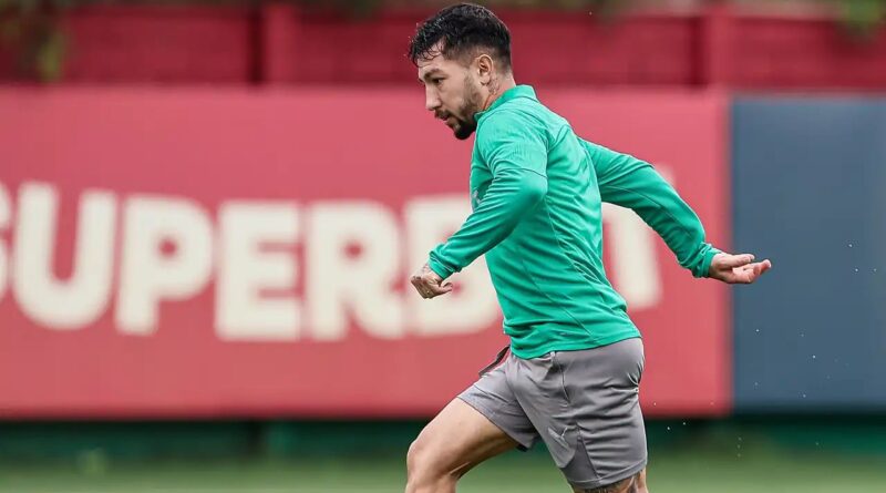 Lucho Acosta volta com tudo: veja golaço no treino