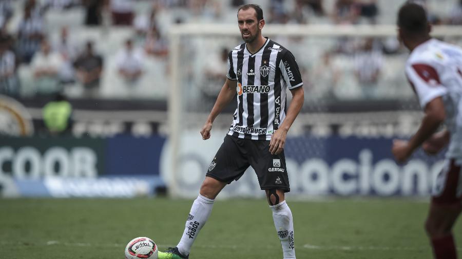 Godín e a Dúvida que Parou o Futebol: Elegeram o MELHOR Zagueiro do MUNDO e o NOME DE UM EX-FLU ACABOU SURPRENDENDO!