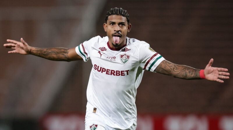 Kennedy posta treino e inflama redes do Fluminense