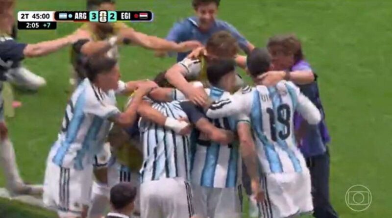 Fluminense: Cano e Gringos celebram virada argentina em piscina