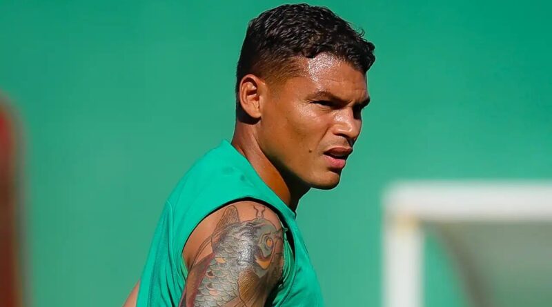 Thiago Silva treina com bola e anima torcida do Fluminense