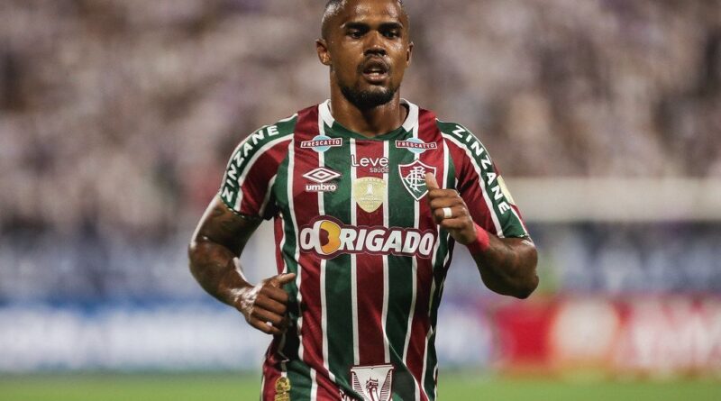 Douglas Costa reforça clube dos Emirados Árabes
