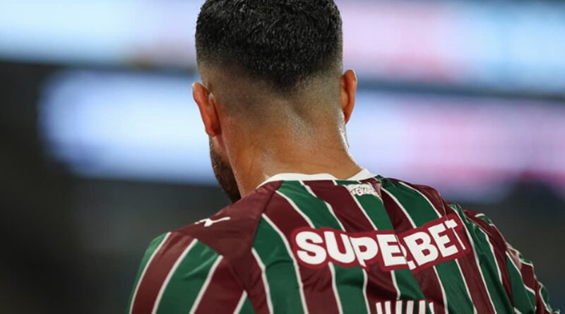 Hulk perde chances na estreia e torcida do Flu reage