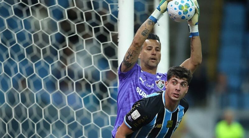 Fluminense empata com Grêmio com show de Fábio