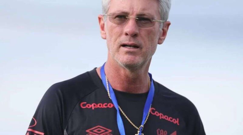 Fluminense consultou Odair, mas técnico prefere Athletico
