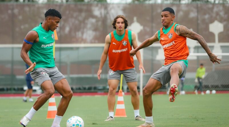Marcão comanda 1º treino e base ganha espaço no Flu
