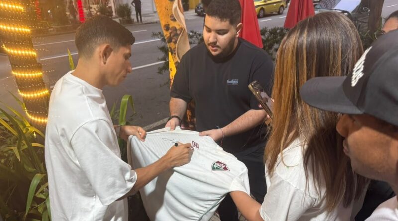 Savarino e Soteldo se encontram com fãs do Fluminense em restaurante
