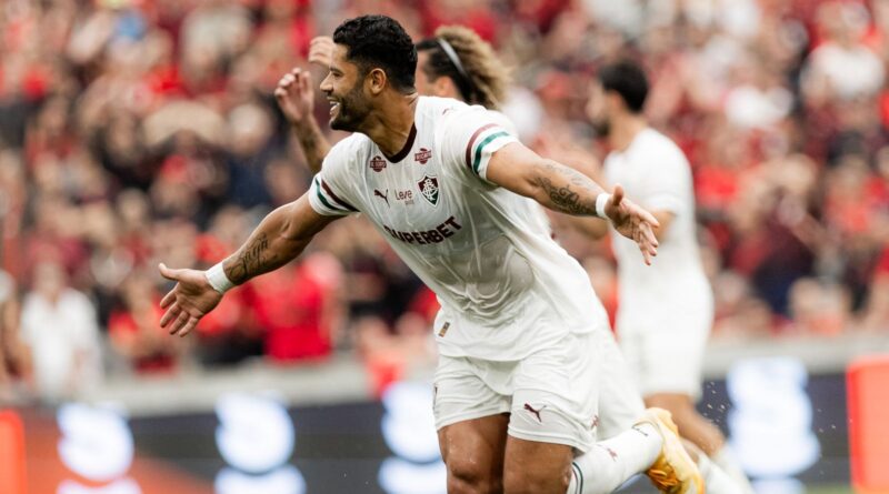 Fluminense Empata e Reclama de Pênalti; Atualizações de Thiago Silva e John Kennedy