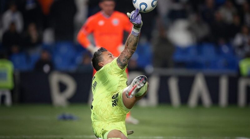 Fábio Brilha na Libertadores: Goleiro Garante Vaga e Vira Lenda