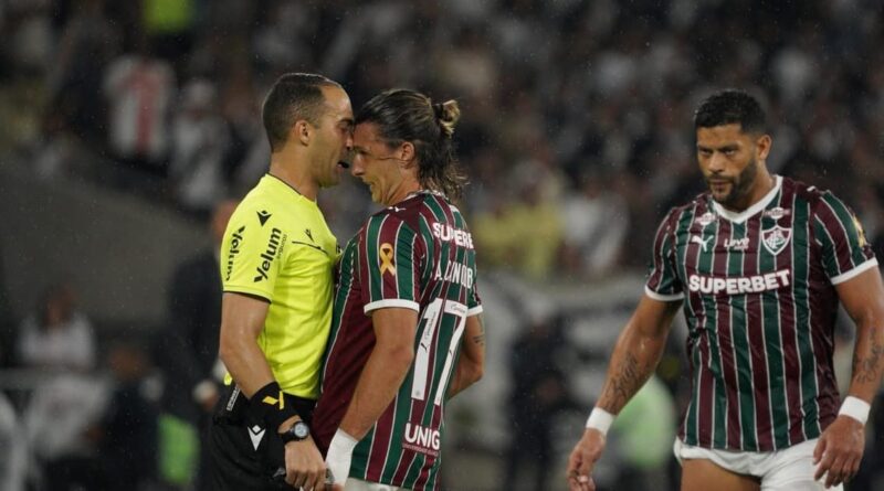 Hulk critica árbitro por "peitada" em Canobbio; Fluminense se manifesta