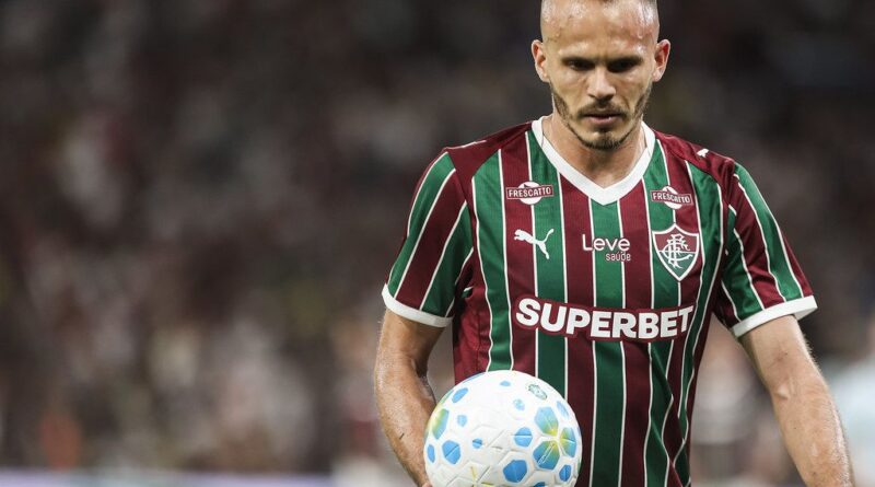 Renê ignora favoritismo de rivais e garante: "Fluminense não deve nada a ninguém"