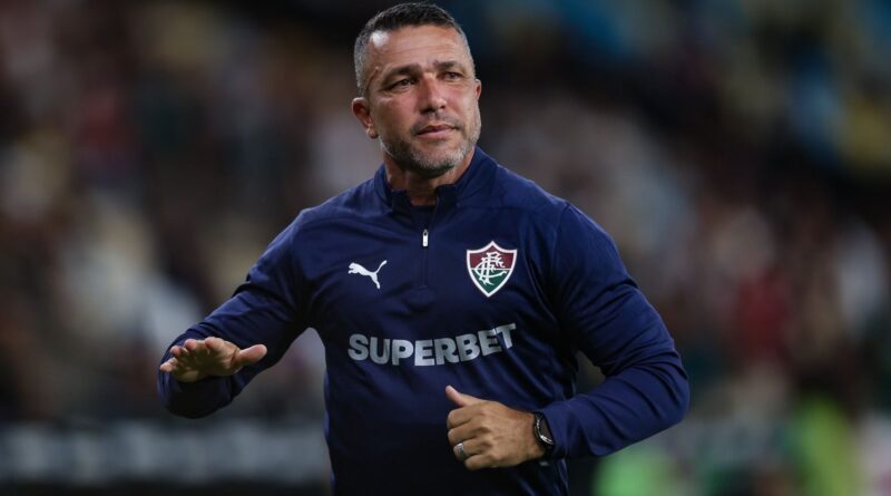 Auxiliar do Fluminense Viraliza com Gestos Criativos