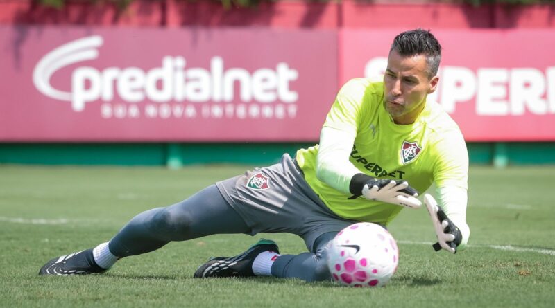 Fábio brinca com idade e agilidade em treino do Fluminense