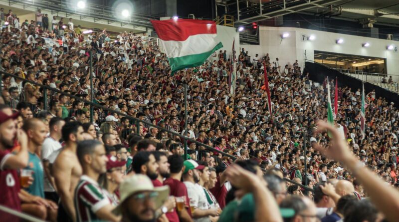 Fluminense: Maracanã Pulsa com Torcida em Jogos Históricos Fora dos Clássicos