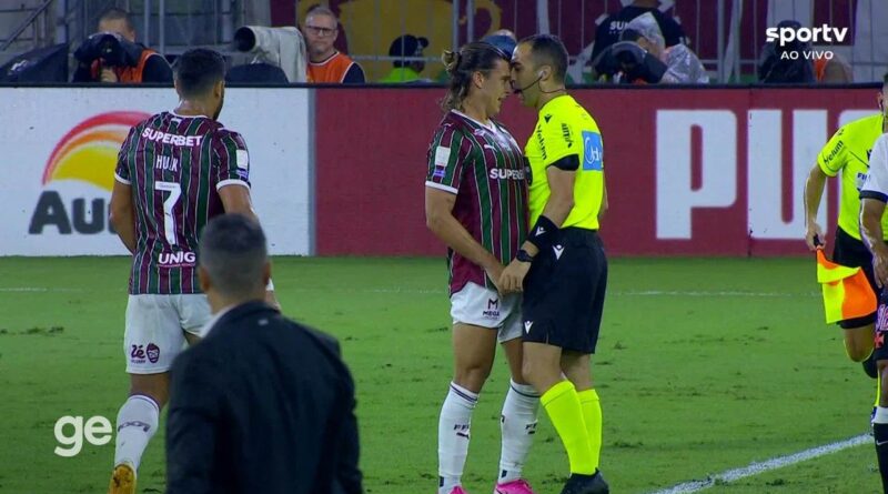 Fluminense denuncia "peitada" e revolta com arbitragem em clássico