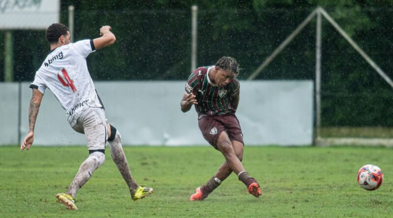 Fred celebra aniversário invicto com gol salvador no sub-20