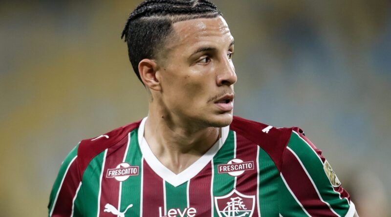 Arana assume lateral esquerda do Fluminense com lesão de Renê